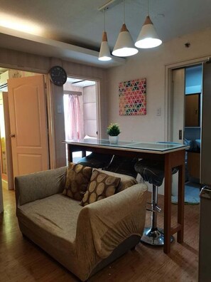 Condo standard, 2 quartos, acessível, cozinha | Área de estar | TV LED