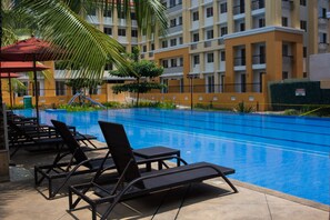 Hồ bơi ngoài trời, ghế dài tắm nắng 