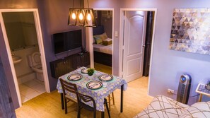 Condo luxo, 2 quartos, cozinha | Área de estar | TV LED