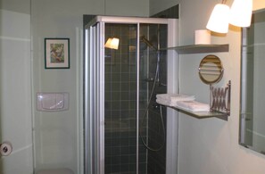 Bruser, hårtørrer, bidet, håndklæder