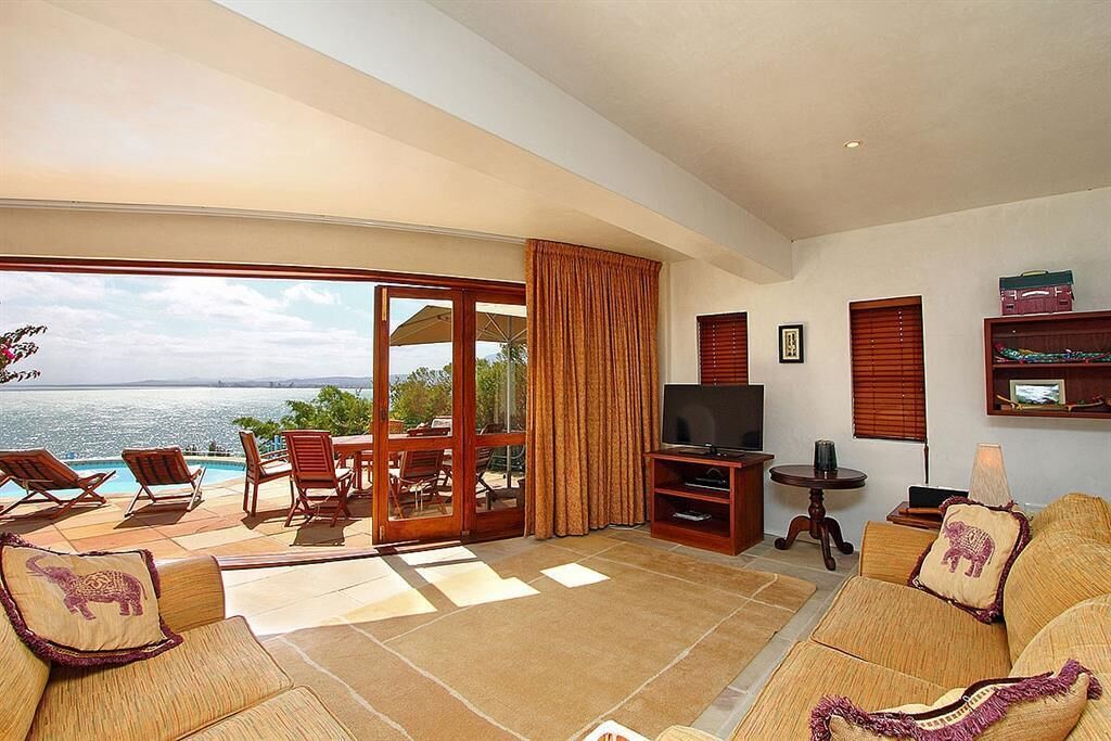Smart TV, fireplace, DVD player, ping pong