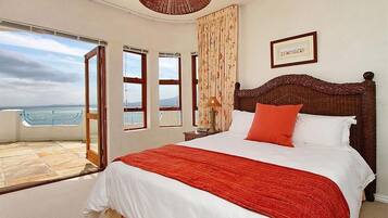 4 makuuhuonetta, työpöytä, silitysrauta/-lauta, vauvan matkasänky