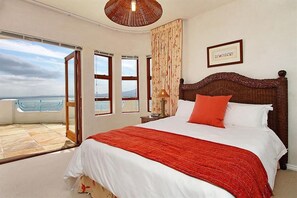 4 dormitorios, escritorio, tabla de planchar con plancha y cuna de viaje