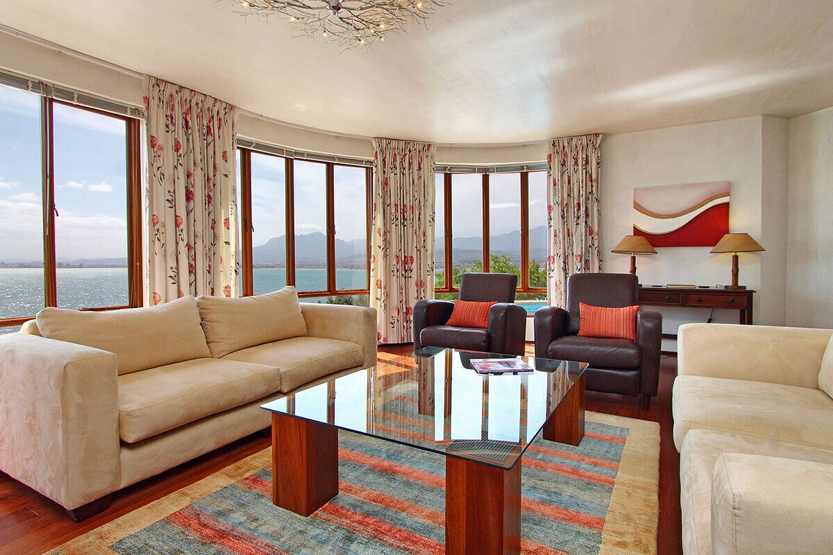 Smart TV, fireplace, DVD player, table tennis