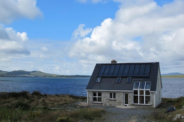 Eco friendly house with majestic views of the sea and mountains of Connemara