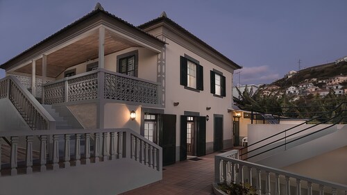 15 Minuten von Funchal und 5 Minuten von den Levadas und dem Meer entfernt. 