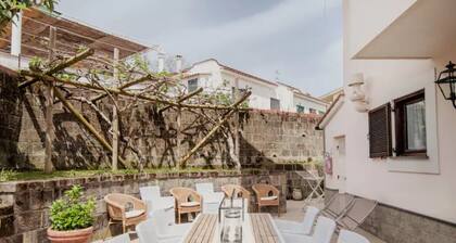 Villa henkeäsalpaavalla uima-altaalla ja puutarhalla, sopii perheille, lähellä Sorrentoa