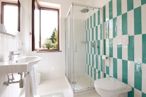 浴槽、ヘアドライヤー、ビデ、タオル