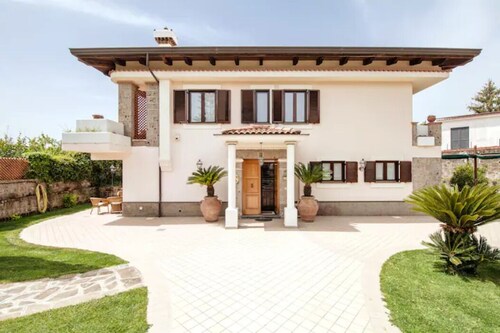 Villa henkeäsalpaavalla uima-altaalla ja puutarhalla, sopii perheille, lähellä Sorrentoa