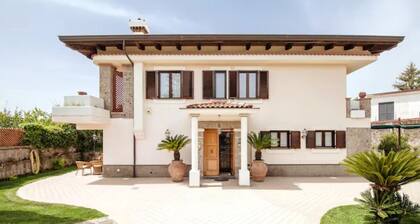 Villa henkeäsalpaavalla uima-altaalla ja puutarhalla, sopii perheille, lähellä Sorrentoa