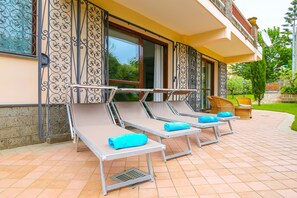 Terrace/patio - Villa with breathtaking pool and garden, near Sorrento (Massa Lubrense)