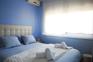 4 makuuhuonetta, työpöytä, silitysrauta/-lauta, vauvan matkasänky