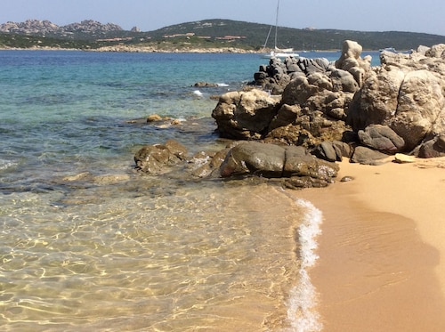 Newly renovated three-room apartment in the heart of the Borgo di Porto Pollo! COD.IUN:R6518