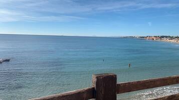 Plage à proximité, chaises longues, serviettes de plage