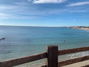 Plage à proximité, chaises longues, serviettes de plage