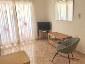 Fernseher, DVD-Player, Bücher