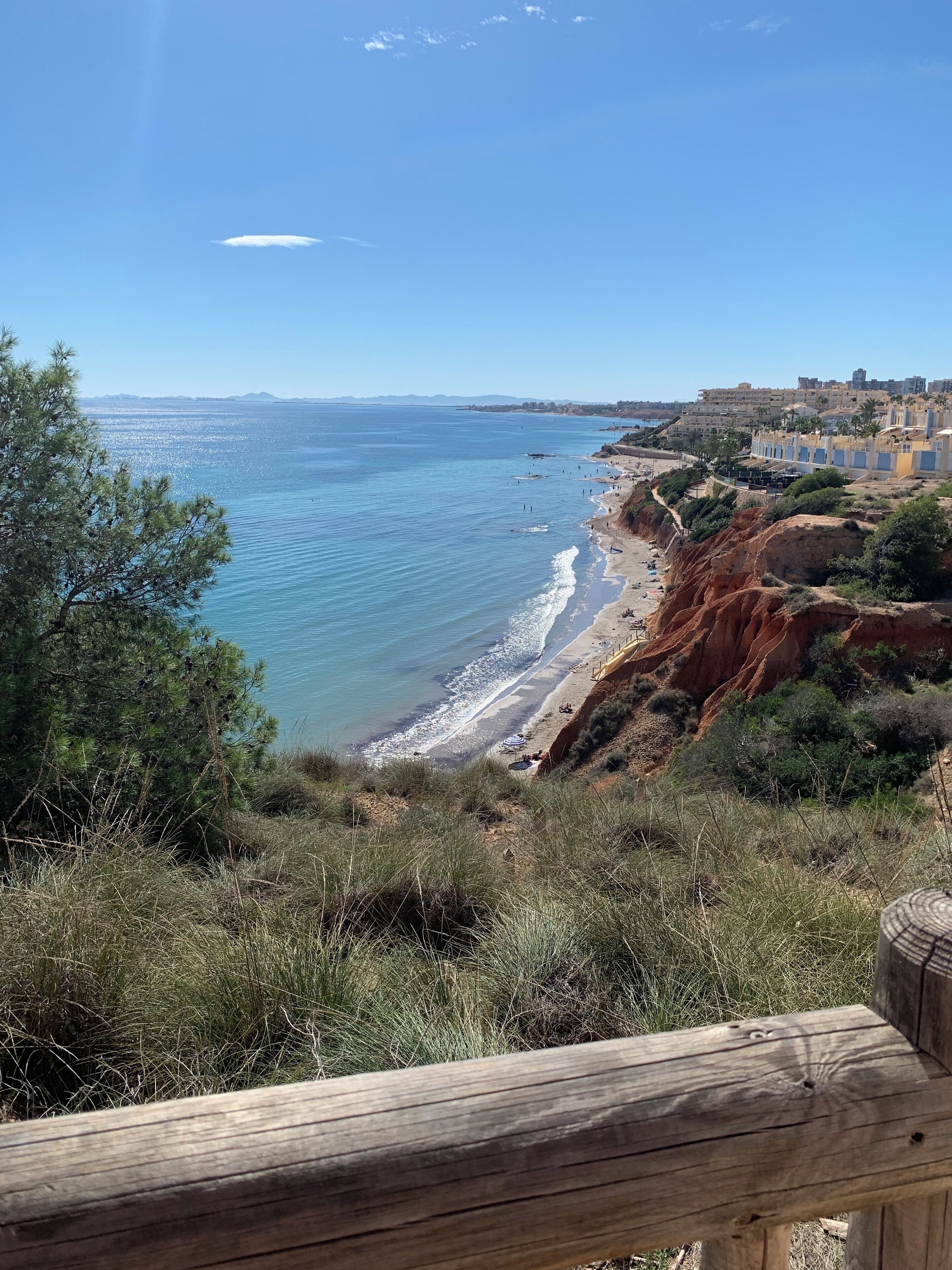 Ranta lähistöllä, aurinkotuoleja, rantapyyhkeitä
