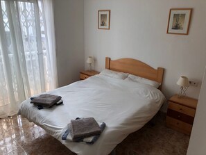 2 chambres, coffres-forts dans les chambres, fer et planche à repasser