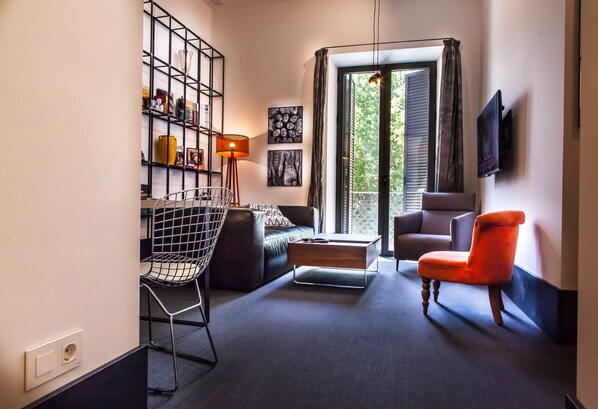 Una televisión, libros, una biblioteca de música, un reproductor estéreo