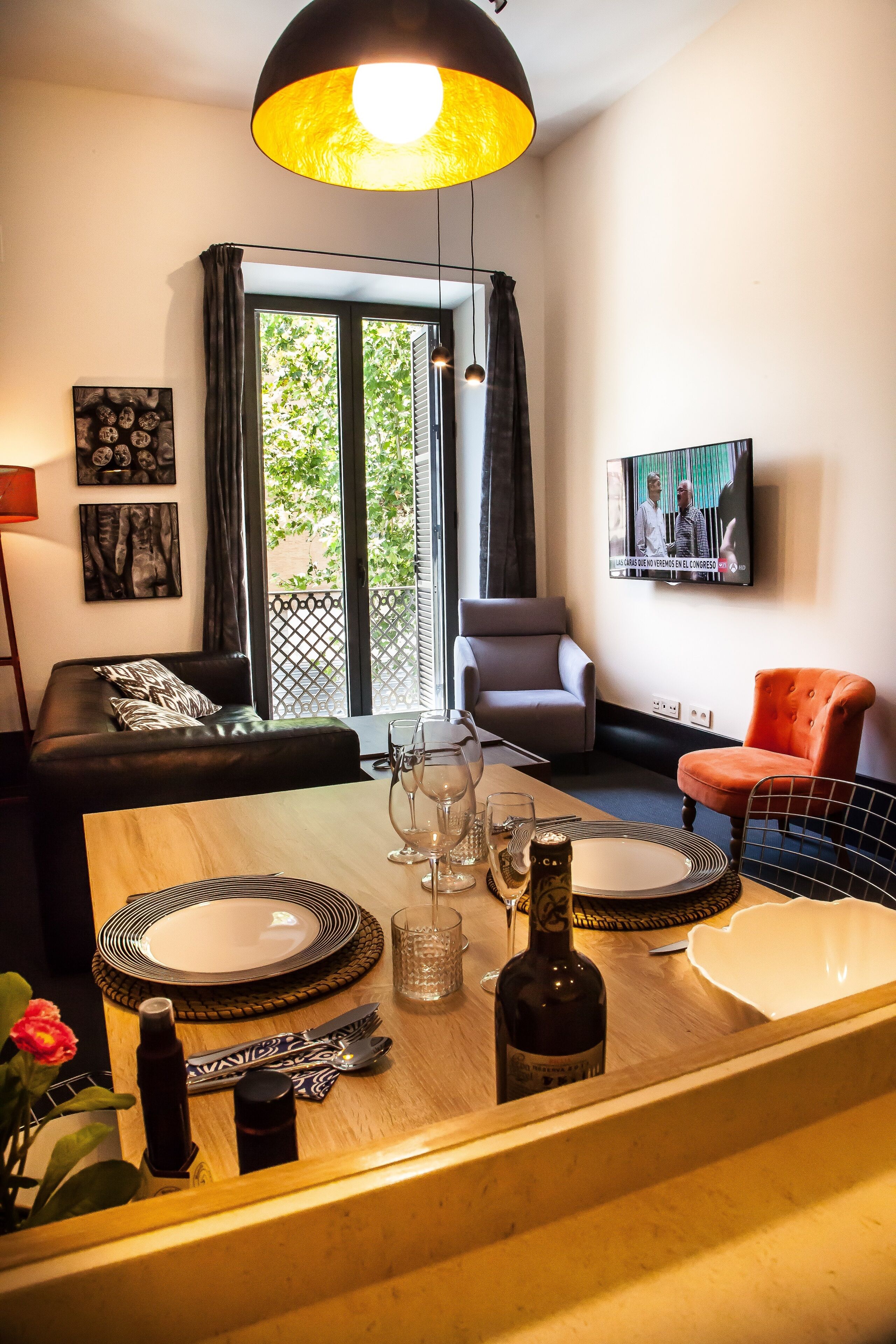 Fernseher, Bücher, Musikbibliothek, Stereoanlage