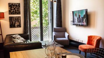 Fernseher, Bücher, Musikbibliothek, Stereoanlage