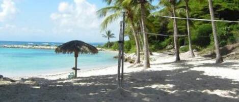 Plage à proximité, chaises longues