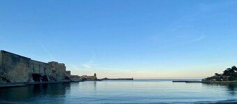 Villa in a Mediterranean garden, 300 m from the beach and stores