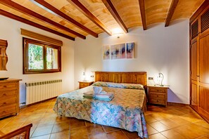 2 dormitoris, caixa forta a l'habitació i planxa i posts de planxar 