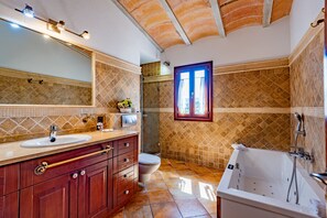 Combined shower/bathtub, hair dryer, towels, toilet paper - Can Simone - House in old town pollensa few steps to center and nice views (Pollença)