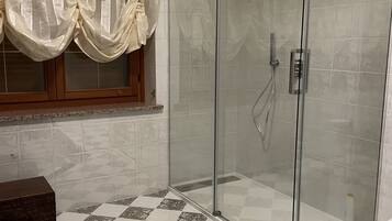 Doccia, vasca idromassaggio, asciugacapelli, bidet