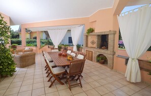 Outdoor dining - EXCLUSIVE - 20 min Rome, few min from the sea, villa with private pool (Ladispoli)