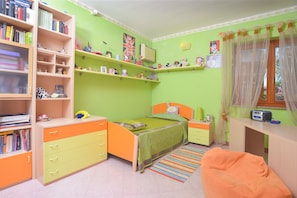 4 bedrooms, in-room safe, desk, iron/ironing board