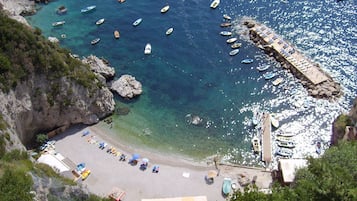 Plage à proximité, chaises longues, serviettes de plage