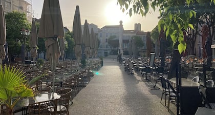 NEU RENOVIERT Charmante Wohnung mit Terrasse in der Altstadt von Antibes