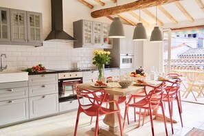 Kjøleskap, mikrobølgeovn, ovn og kokeplater