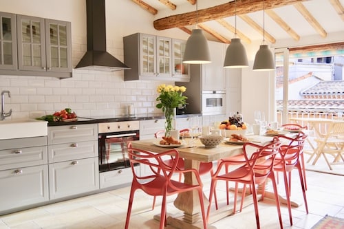 RENOVATED Charming 3 bd apartment w. outdoor terrace in old town of Antibes