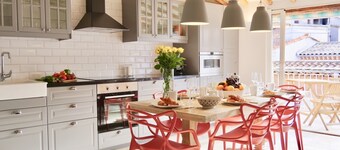 RENOVATED Charming 3 bd apartment w. outdoor terrace in old town of Antibes