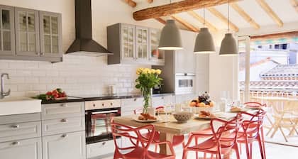 RENOVATED Charming 3 bd apartment w. outdoor terrace in old town of Antibes