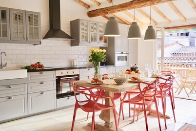 RENOVATED Charming 3 bd apartment w. outdoor terrace in old town of Antibes