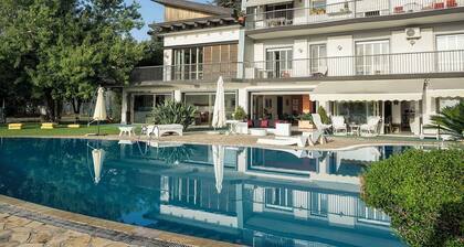 Villa with pool and stunning views, 22 sleeps!