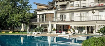 Villa with pool and stunning views, 22 sleeps!