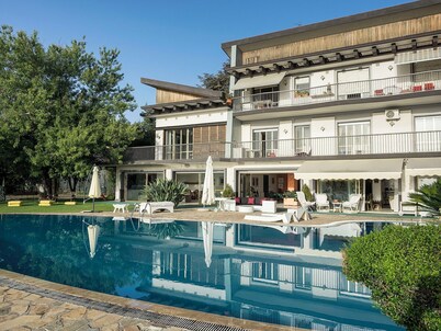 Villa with pool and stunning views, 22 sleeps!