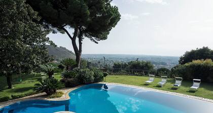 Villa with pool and stunning views, 22 sleeps!