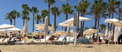 Nära stranden och strandhanddukar