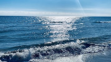 Playa en los alrededores y toallas de playa