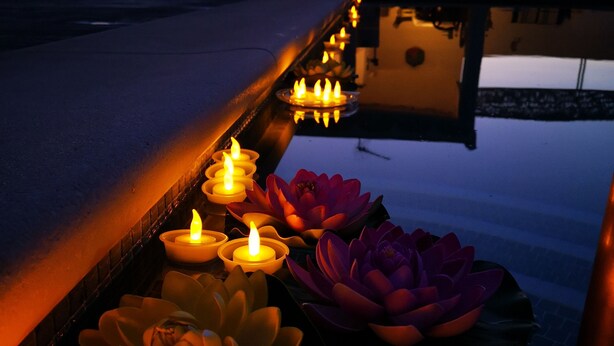 A pathway lined with candles and lotus flowers leading to a building. - LA CASA DE LÚ, POOL, BBQ GARDEN, FREE WIFI, 30MIN BEACH IN CENTRO ANDALUCíA (Archidona)