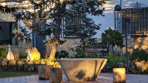 A stone bench surrounded by trees and a stone wall. - LA CASA DE LÚ, POOL, BBQ GARDEN, FREE WIFI, 30MIN BEACH IN CENTRO ANDALUCíA (Archidona)
