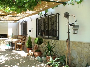 Outdoor dining - LA CASA DE LÚ, POOL, BBQ GARDEN, FREE WIFI, 30MIN BEACH IN CENTRO ANDALUCíA (Archidona)