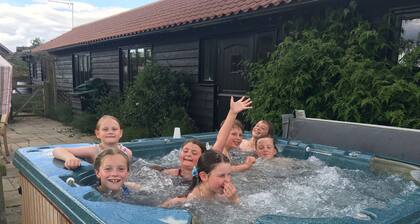 Suffolk retreat with outdoor hot tub, sleeps up to 7