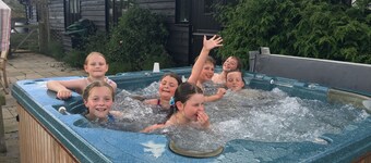 Suffolk retreat with outdoor hot tub, sleeps up to 7